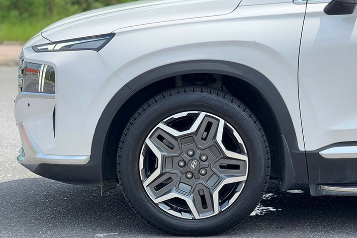 Đáng chú ý, ngay cả khi Hyundai đã giới thiệu SantaFe thế hệ mới vào tháng 9/2024 với nhiều nâng cấp về thiết kế, tiện nghi và vận hành, giá xe cũ đời từ 2021 - 2023 vẫn không hề "hạ nhiệt".
