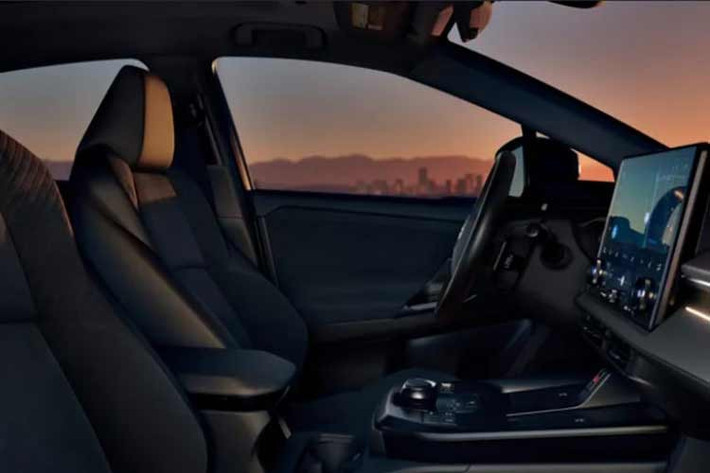 Sự thoải mái được ưu tiên hàng đầu với ghế sưởi bọc vải kết hợp SofTex, vô-lăng sưởi và hai đế sạc không dây tiện dụng. Điểm thú vị là xe còn được trang bị lẫy chuyển số hỗ trợ tính năng phanh tái sinh, giúp tối ưu hóa năng lượng và mang lại trải nghiệm lái thú vị hơn.