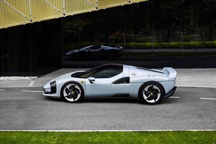 Ferrari cho biết: “Tên của chiếc xe này nhằm tôn vinh F40, siêu xe huyền thoại của Ferrari ra mắt vào tháng 7 năm 1987. SC40 gợi nhớ đến những đường nét góc cạnh, sắc nét, được kết hợp khéo léo với các đường chuyển tiếp bề mặt mềm mại hơn, mang đến cho chiếc xe cảm giác hiện đại và bản sắc mạnh mẽ, không thể nhầm lẫn”. Do SC40 là mẫu xe độc bản, như thường lệ, Ferrari đã giao tới tay khách hàng và không công bố giá của nó.