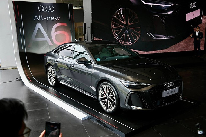 Tại thị trường Việt Nam, mức giá xe Audi A6 2026 mới có mức bán ra khởi điểm 2,799 tỷ đồng và được kỳ vọng sẽ tái định vị tiêu chuẩn trong phân khúc sedan hạng sang tại Việt Nam. Mẫu xe này được nhập khẩu nguyên chiếc từ Đức.