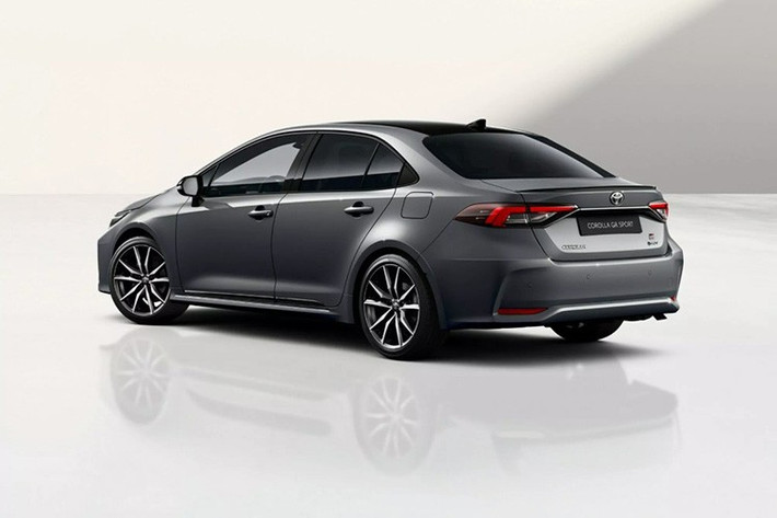 Phiên bản nâng cấp lần này của Corolla Cross tại thị trường châu Âu để duy trì sức cạnh tranh. Tại thị trường Nhật Bản, xe được biết đến với tên gọi là Corolla, còn tại Việt Nam nó còn được biết đến với cái tên Altis.