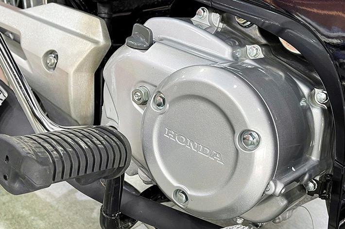 Hộp số đi kèm loại 4 cấp. Xe có thể dùng xăng sinh học E10, bình xăng dung tích 4 lít, mức tiêu hao nhiên liệu khá tiết kiệm, chỉ khoảng gần 1,6 lít/100 km.