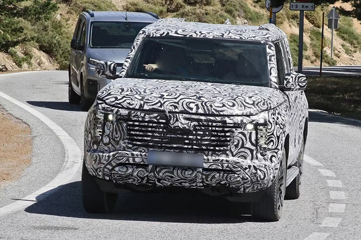 Nguyên mẫu thử nghiệm gần đây cho thấy thiết kế gần như hoàn thiện với thân xe vuông vức, cao ráo cùng phần đầu xe thẳng đứng, mang đậm dấu ấn của những chiếc xe off-road truyền thống. Phần đầu xe nổi bật với dải đèn LED định vị ban ngày đặt dọc bên cạnh lưới tản nhiệt rộng và tấm bảo vệ gầm xe chắc chắn.