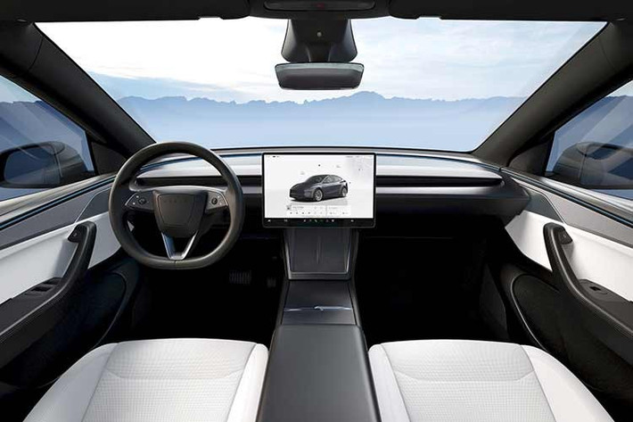 Nội thất của Tesla Model Y Premium AWD bản 7 chỗ ngồi vẫn giữ nguyên chất liệu vi sợi và ốp trang trí bằng nỉ, gồm phối màu đen và đen/trắng.