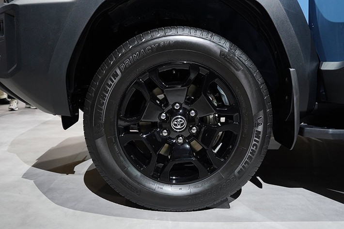 Với chiều dài tổng thể 4.575 mm, rộng 1.855 mm, cao 1.960 mm và chiều dài cơ sở 2.580 mm, FJ ngắn hơn Land Cruiser 250 tới 348 mm, cho thấy rõ định hướng đô thị hóa và linh hoạt trong vận hành. Dù nhỏ hơn, mẫu SUV này vẫn giữ nguyên chất gồ ghề vốn có, thể hiện qua các đường nét vuông vức, hốc bánh lớn, trụ C dày và lốp dự phòng gắn trên cửa hậu.