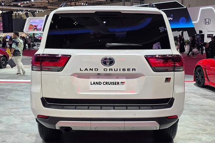 Động cơ đi cùng hộp số tự động 10 cấp Direct Shift-10AT (mã AJA0F), dẫn động 4 bánh toàn thời gian (4WD), tích hợp hệ thống khóa vi sai Torque Sensing LSD và hệ thống lựa chọn chế độ địa hình Auto-MTS (Multi-Terrain Select).