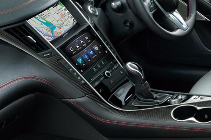 Khoang nội thất tiếp tục duy trì phong cách sang trọng đặc trưng của dòng Skyline, nay được bổ sung biển đánh số thứ tự xe độc quyền cho từng chiếc, cùng các chi tiết ốp carbon trên bảng điều khiển trung tâm giúp tăng tính cao cấp và đặc biệt.