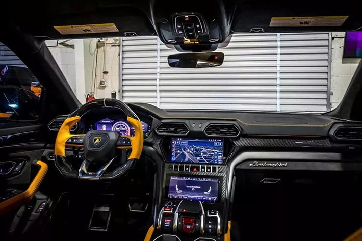 Theo đại lý, người thường độ xe cho các ngôi sao điện ảnh, vận động viên thể thao nổi tiếng, và các ông hoàng bà chúa ca hát, chiếc xe này hiện đã có sẵn để mua và chỉ cần một tin nhắn là biết được giá bán lẻ chính xác. Trong khi chờ đợi, hãy cùng xem qua những trang bị hấp dẫn.