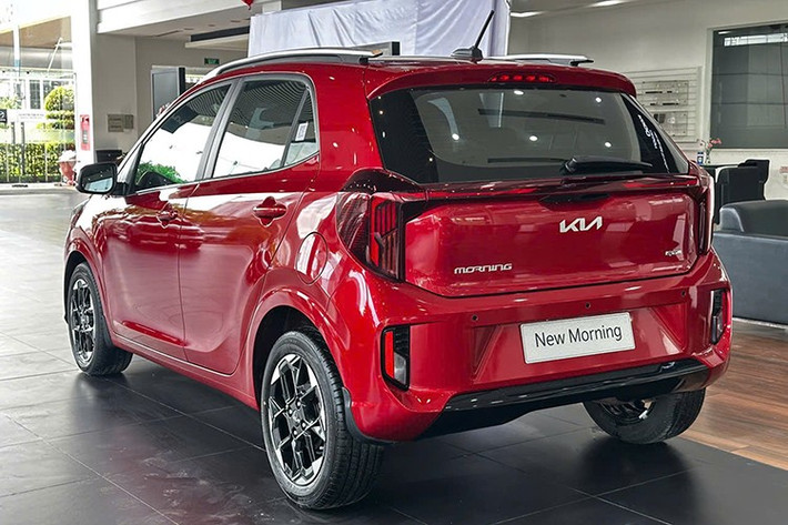 Xe được trang bị bộ mâm 15 inch với thiết kế đa chấu, phay xước 2 màu ấn tượng hơn. Bên cạnh đó, xe có thêm những chi tiết ngoại thất màu đen bóng ở cản trước/sau, lưới tản nhiệt và khe gió, giúp tăng vẻ thể thao.