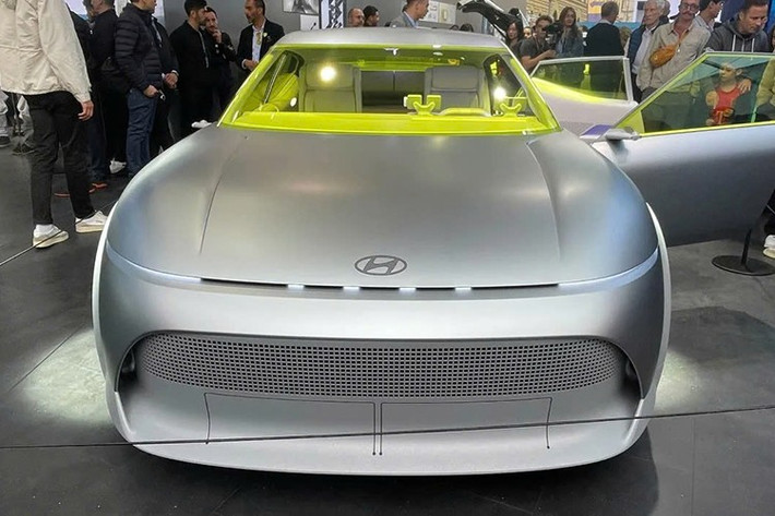 Hyundai gọi kiểu thiết kế mới này là phong cách “Aero Hatch”, nhấn mạnh sự kết hợp giữa đường nét khí động học, ngôn ngữ thiết kế “Art of Steel” và cửa kính sau dựng đứng nhằm cân bằng giữa tính hiệu quả và sự tiện dụng.