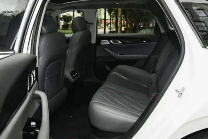 Khoang lái A7 EM-i có thiết kế tương đồng với “người anh em” Starshine 8 gồm màn hình trung tâm nổi 15.4 inch, bảng đồng hồ kỹ thuật số 12.3 inch và vô-lăng hai chấu. Xe chạy hệ điều hành Flyme Auto hỗ trợ Apple CarPlay, Huawei HiCar, ICCOA, Flyme Link, cập nhật OTA, nhận diện cảnh bằng AI và quản lý năng lượng thích ứng.