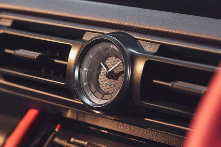 Ghế ngồi của xe được bọc chất liệu Ultrasuede/L tex đỏ – đen, phối hợp hài hòa với táp-lô và tapi cửa cũng sử dụng chất liệu Ultrasuede cao cấp.