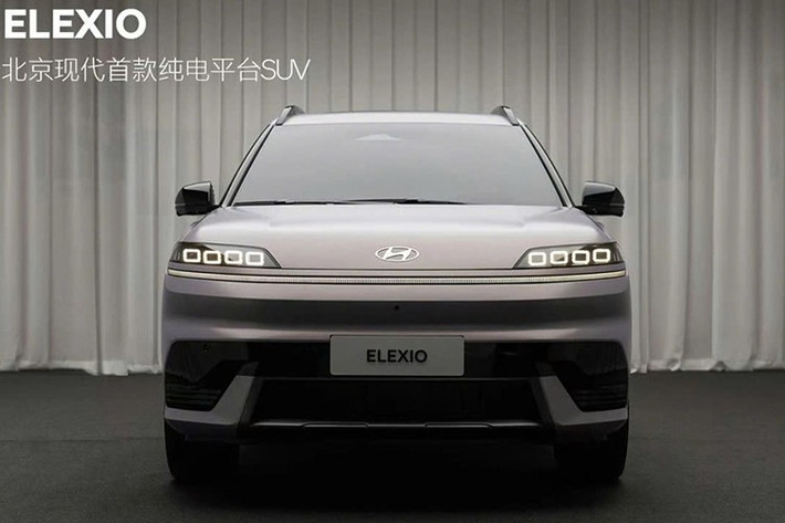 Ngoài ra, Hyundai Elexio còn hỗ trợ sạc không dây 2 vùng đồng bộ cho cả người lái và hành khách phía trước. Không gian chứa đồ được thiết kế đa dạng với 29 ngăn, hộp trượt bảo mật và giá để cốc mở rộng hai chiều.