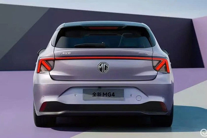 Cản trước tích hợp hốc gió trung tâm hình thang cỡ lớn với họa tiết tổ ong màu đen và ốp thể thao chia tầng. Bên cạnh đó là hốc gió hình chữ "C" hai bên, tạo nên cảm giác mạnh mẽ và thể thao.