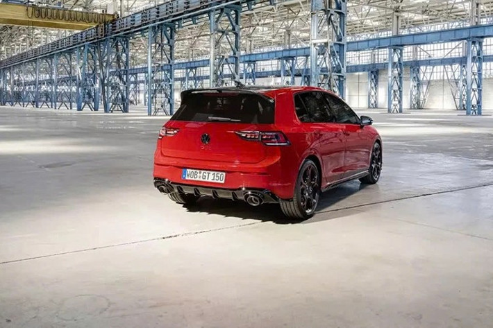 Golf GTI Edition 50 cũng có thể được đặt hàng với các màu tùy chọn khác, bao gồm đỏ lốc xoáy, được coi là một màu sắc cổ điển, và sử dụng mâm xe 19 inch (Queenstown). Logo GTI 50 trên gương chiếu hậu, cánh gió trên nóc xe, bậc cửa và vô lăng là những điểm nhấn khác...