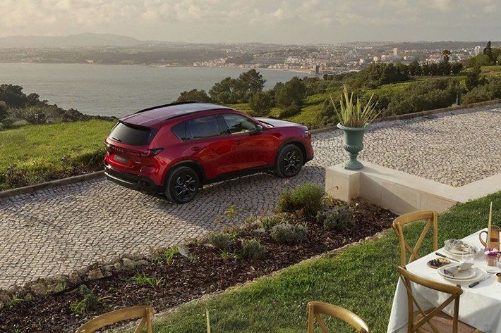 Ở vị trí cao nhất là CX-5 2.5 S Premium Plus, xe được trang bị cốp điện rảnh tay, hệ thống đèn pha thích ứng, màn hình giải trí lớn 15,6 inch, lẫy chuyển số và hệ thống cá nhân hóa người lái. Đặc biệt, xe sở hữu tính năng hỗ trợ chuyển làn tự động khi bật xi-nhan, kết hợp với kiểm soát hành trình thích ứng và giữ làn đường. Ngoài ra, còn có hệ thống giám sát người lái, cảnh báo phương tiện cắt ngang phía trước và camera quan sát 360 độ.