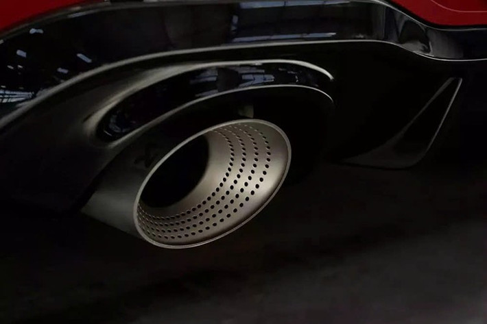 Chiếc xe này được trang bị gói tùy chọn Performance Package, bổ sung thêm các tính năng đã đề cập ở trên, và đã được Benny Leuchter thử nghiệm. Ông đã ca ngợi sự kết hợp giữa “sức mạnh vận hành vượt trội và khung gầm chính xác cao với hệ dẫn động cầu trước”, giúp chiếc xe “hiệu quả hơn bao giờ hết” .