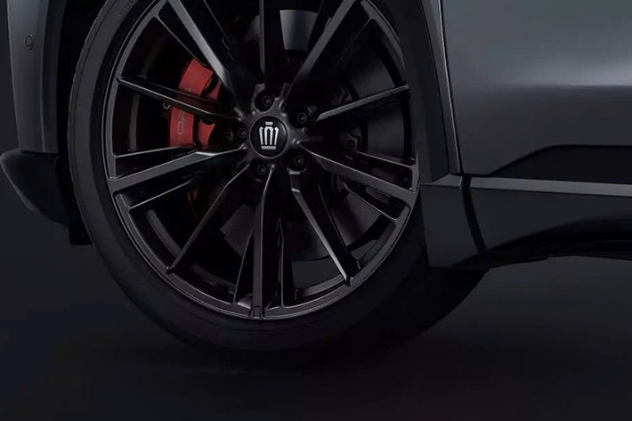 Chưa hết, Toyota Crown Estate Limited Matte Metal còn được trang bị bộ mâm 21 inch sơn màu đen nhám mới, đi kèm cùm phanh màu đỏ ánh kim nổi bật. Giống như các phiên bản “Limited Matte Black” khác trong dòng Crown, mọi chi tiết mạ crôm nguyên bản, từ viền cửa sổ đến các điểm nhấn ngoại thất, đều đã được hoàn thiện màu đen.