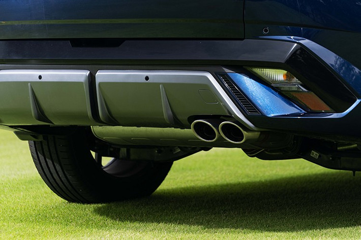 Phần đuôi xe cũng không kém phần thể thao với cản sau tích hợp bộ khuếch tán gió, ống xả kép và cánh lướt gió có thêm các thanh khuếch tán, tăng hiệu quả khí động học lẫn tính thẩm mỹ.