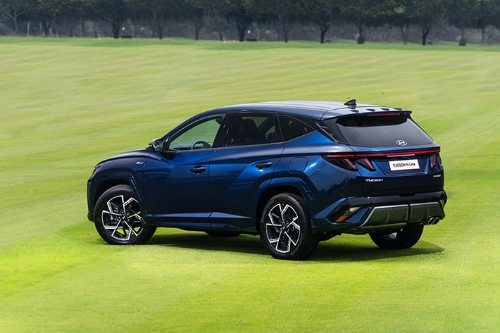Tucson N Line là sản phẩm mới nhất gia nhập danh mục xe mang phong cách thể thao của Hyundai tại Việt Nam. Lấy cảm hứng từ thương hiệu hiệu suất cao Hyundai N Performance, các mẫu N Line hướng tới đối tượng khách hàng yêu thích cảm giác lái năng động nhưng vẫn cần sự tiện nghi cho sử dụng hàng ngày.