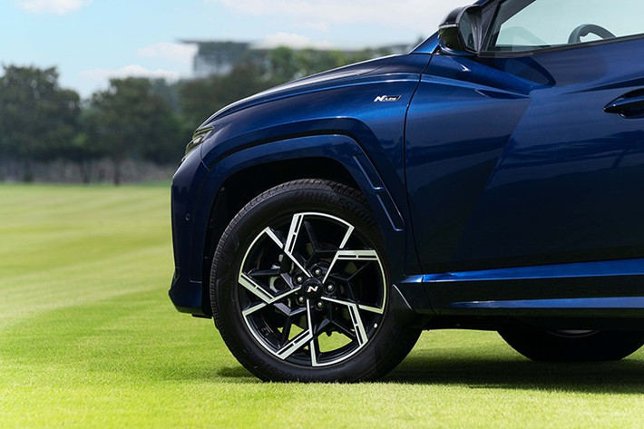 Ngoài ra, xe còn được trang bị bộ la-zăng hợp kim 19 inch thiết kế riêng theo phong cách N Line với logo N ở trung tâm. Hai bên hông xe, logo N Line cũng xuất hiện phía dưới gương chiếu hậu.