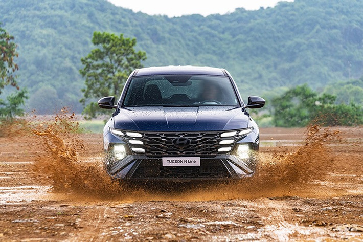 Với 7 màu sơn ngoại thất bao gồm Đen, Trắng, Đỏ đô, Bạc, Xanh dương, Vàng cát và Xanh lục bảo, Hyundai Tucson N Line hướng tới nhóm khách hàng trẻ yêu thích phong cách cá tính, hiện đại và trải nghiệm lái năng động.