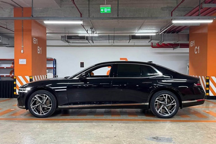 Mức giá này thậm chí còn cao hơn nhiều đối thủ châu Âu như Mercedes-Benz S 450 Luxury 4Matic (5,559 tỷ đồng) hay BMW 740i Pure Excellence (5,849 tỷ đồng). Trong khi đó, tại Mỹ, Genesis G90 có giá khởi điểm 92.700 USD (khoảng 2,34 tỷ đồng).