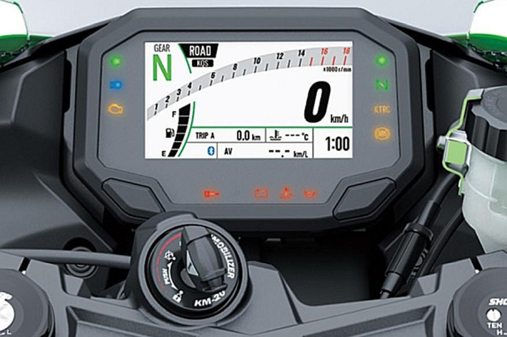 Phần mặt nạ xe được tạo hình nhiều lớp, kết hợp với hốc gió kiểu cánh gió và cánh gió cằm giúp tăng tính khí động học. Bên cạnh đó, xe còn có kính chắn gió thể thao, bình xăng tạo khối góc cạnh, yên xe tách rời thể thao, ống xả vểnh cao.