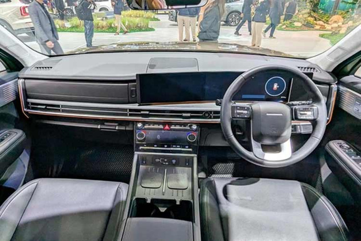 Bên trong khoang cabin, Hyundai SantaFe Hybrid 2026 nâng cấp sở hữu hàng loạt trang bị tiện ích hiện đại như: màn hình trung tâm 12,3 inch hỗ trợ Apple CarPlay và Android Auto không dây, 6 cổng USB-C, sạc không dây và hệ thống âm thanh 6 loa.