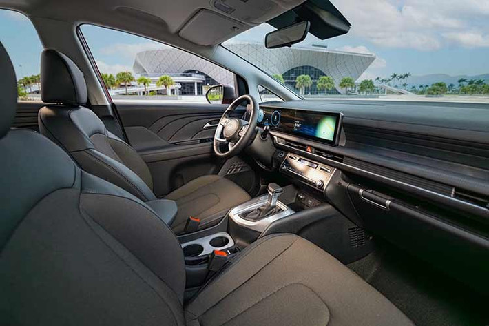 Không dừng lại ở diện mạo nâng cấp bên ngoài, Stargazer 2026 mới ra mắt Việt Nam còn được nâng cấp khoang nội thất với các đường nét mềm mại, liền mạch hơn. Bên cạnh đó là cách phối màu và vật liệu mới giúp tổng thể không gian trở nên hài hòa, bắt mắt hơn.