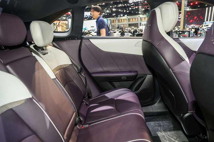 Mazda CX-6e được trưng bày tại Thái Lan thuộc bản Long Range. Do đó, xe được trang bị 1 mô-tơ điện có công suất tối đa 258 mã lực và mô-men xoắn cực đại 290 Nm. Xe có thể tăng tốc từ 0-100 km/h trong 7,9 giây và đạt tốc độ tối đa 175 km/h. Trong khi đó, pin LFP dung lượng 77,9 kWh cung cấp phạm vi di chuyển 600 km theo tiêu chuẩn NEDC.