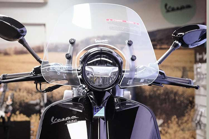 Liên hệ với một đại lý Piaggio tại Hà Nội và TP.HCM, các nhân viên bán hàng tại đây cho biết Vespa 946 Horse 2026 hiện có giá 610 triệu đồng nhưng hiện đã hết hàng. Một đại lý khác còn đúng 1 xe nhưng "hét" giá lên tới 750 triệu đồng, nhưng cũng không chắc chắn có xe giao ngay hay không.