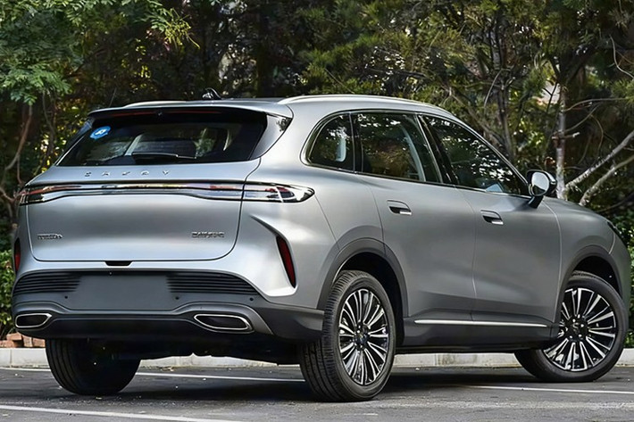 Thân xe giữ dáng mạnh mẽ và cân đối, tay nắm cửa thiết kế bán ẩn giúp tăng tính khí động học. Ở phía sau, dải đèn LED chạy ngang cùng cản sau thiết kế mới giúp xe nổi bật hơn, tùy chọn giữa ống xả kép hoặc ống xả ẩn tùy phiên bản.