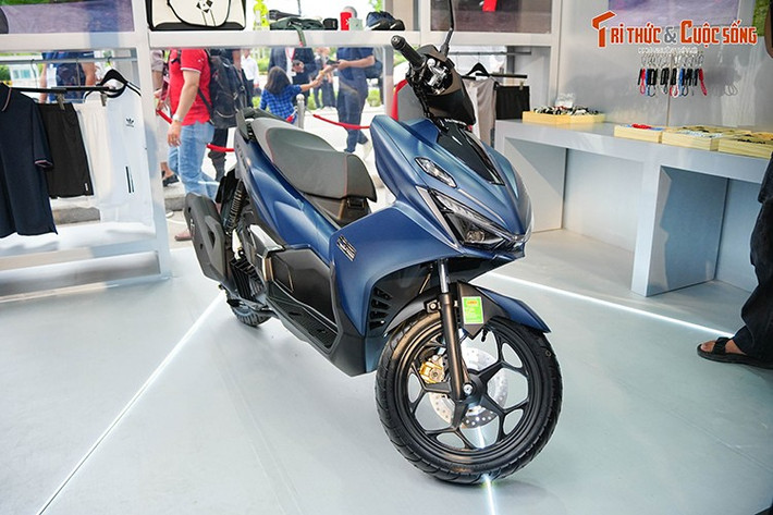 Honda Việt Nam chính thức giới thiệu Air Blade 2026 bàn nâng cấp mới, mẫu tay ga thể thao đô thị sẽ có 6 phiên bản, chia đều cho hai tùy chọn động cơ 125cc và 160cc. Xe với thiết kế nam tính gọn gàng, công nghệ hiện đại và khả năng vận hành vượt trội.