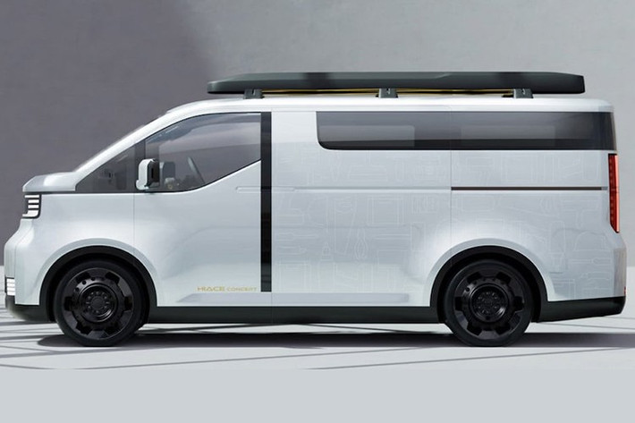 Với thiết kế lấy cảm hứng từ mẫu concept Kayoibako của JMS cách đây 2 năm, mẫu concept Hiace sở hữu mặt trước gần như phẳng với đèn chiếu sáng hình chữ U đặc trưng ở phía trên và đèn sương mù theo chủ đề pixel ở góc dưới của cản trước.