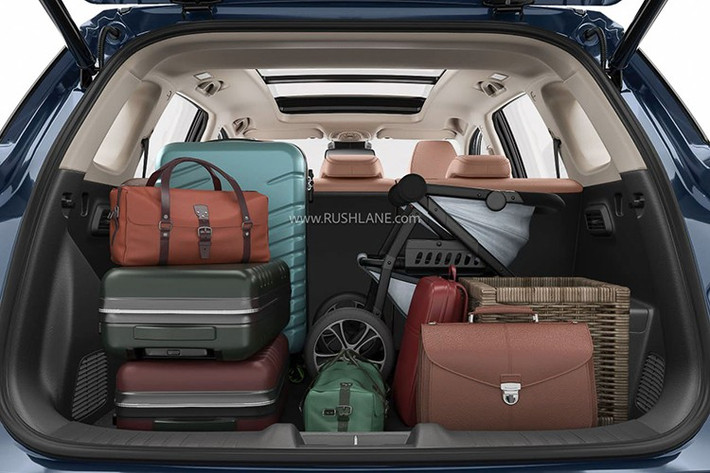 Các trang bị tiêu chuẩn hoặc tùy chọn bao gồm cụm đồng hồ kỹ thuật số 7 inch, ghế thông gió, đèn chiếu sáng nội thất có thể tùy chỉnh, camera 360 độ, cửa sổ trời toàn cảnh, cửa hậu đóng mở điện và các tính năng hỗ trợ lái xe nâng cao cấp độ 2.