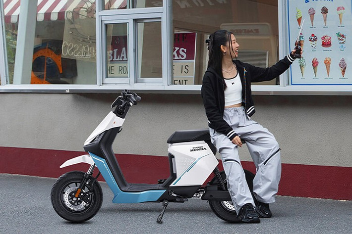 Hướng tới nhu cầu di chuyển hàng ngày trên đường phố, xe máy điện Honda S09R sở hữu thiết kế gọn nhẹ với kích thước tổng thể chỉ 1714 x 698 x 1031 mm, chiều cao yên 716mm và trọng lượng khoảng 53 kg giúp phù hợp với thể trạng của nhiều người dùng.