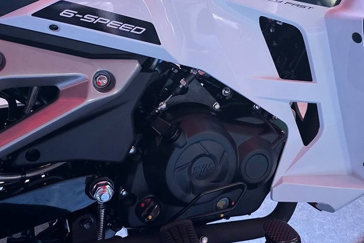 Về sức mạnh, mẫu xe côn tay SYM VFE185i sử dụng khối máy xy-lanh đơn, 4 thì, làm mát bằng dung dịch, dung tích 183 cc, trục cam đơn (SOHC).