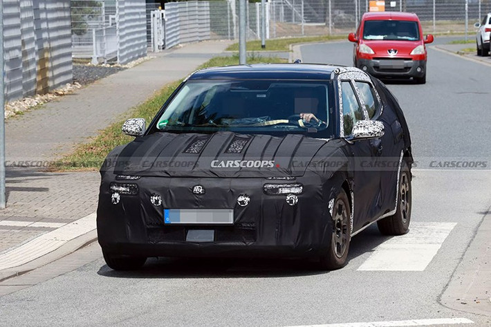 Khoang lái của Ioniq 3 là bước tiến mới trong thiết kế nội thất của Hyundai, nổi bật với cụm màn hình kỹ thuật số kết hợp gồm: bảng đồng hồ tách biệt, màn hình thông tin giải trí cỡ lớn dạng dọc chạy hệ điều hành Android Automotive OS, tích hợp nền tảng Pleos Connect mới.