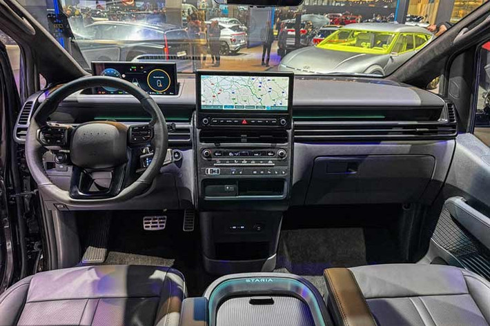 Hơn nữa, độ ồn và độ rung rất thấp của hệ thống truyền động điện cho phép người ngồi trong xe tận hưởng sự thoải mái về âm thanh tuyệt vời. Hyundai đã thực hiện những cải tiến về cấu trúc hệ thống treo và bổ sung thêm vật liệu cách âm để làm cho cabin yên tĩnh hơn, đặc biệt là ở tốc độ cao trên đường cao tốc.