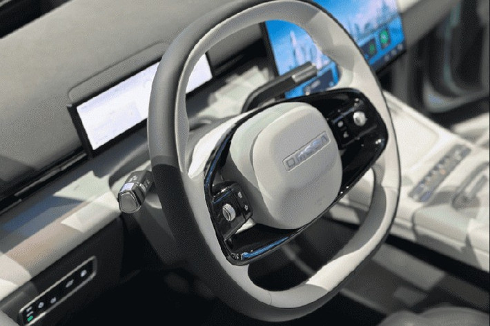 Khoang nội thất của Omoda C7 trang bị màn hình trung tâm 15,6 inch, hỗ trợ điều khiển giọng nói, sạc không dây công suất 50W, và hệ thống âm thanh 8 loa. Các chi tiết trang trí mang phong cách hiện đại, kết hợp đèn viền nội thất tạo không gian công nghệ, phù hợp với nhóm người dùng trẻ tuổi.