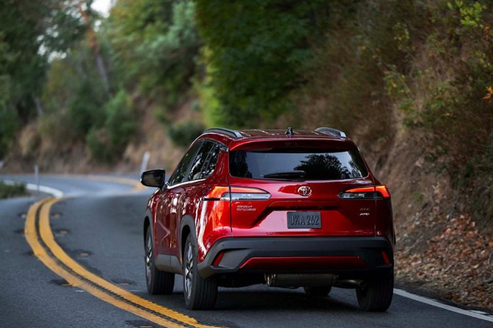 Corolla Cross Hybrid 2026 cũng có ba phiên bản S, SE và XSE, tất cả đều trang bị hệ dẫn động AWD điện tử. Xe sử dụng hệ thống hybrid thế hệ thứ 5, kết hợp động cơ xăng 2.0L với ba mô-tơ điện và hộp số e-CVT.