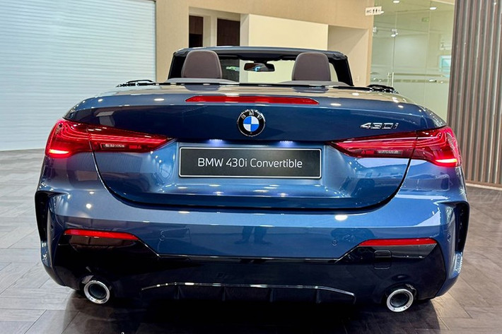 Cụm đèn trước được tinh chỉnh khi hạ cấp từ công nghệ Laser xuống LED Matrix, nhưng đổi mới với dải định vị ban ngày thẳng đứng, tương đồng với phong cách của dòng 5 Series thế hệ mới.