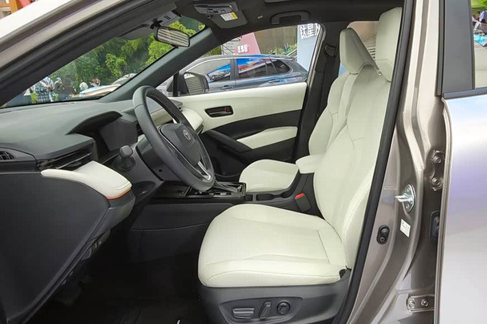 Cửa gió điều hòa của xe được làm mỏng hơn, ngoài ra còn bổ sung thêm đèn viền nội thất 64 màu. Cụm đồng hồ kỹ thuật số kích thước 8,8 inch được giữ lại, nhỏ hơn loại 12,3 inch trên Corolla Cross bán tại Việt Nam. Ngoài ra, bệ trung tâm được làm bóng bẩy hơn, tích hợp đế sạc không dây.