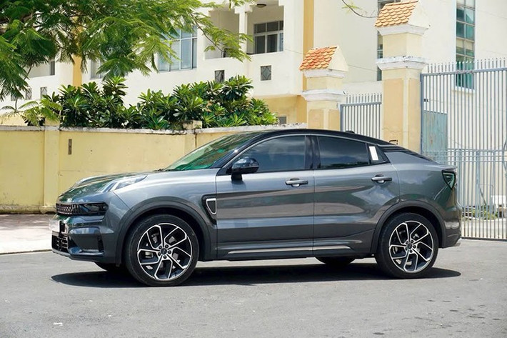 Trong khi đó, giá niêm yết của Lynk &amp; Co 05 mới là 1,599 tỷ đồng. Nếu hoàn tất đăng ký và nộp các loại phí tại Hà Nội, người mua phải chi khoảng 1,8 tỷ đồng. Như vậy, lựa chọn mua chiếc xe cũ này có thể giúp tiết kiệm tới 380 triệu đồng.