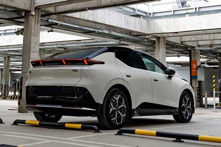 Với thiết kế thân xe gọn gàng, Lynk &amp; Co 02 đạt hệ số cản gió 0,25 Cd. Chỉ số này giúp giảm lực cản khi vận hành, qua đó cải thiện hiệu quả tiêu thụ năng lượng và kéo dài quãng đường di chuyển.