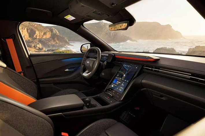 Màn hình giải trí 14,6 inch của mẫu xe SUV điện Ford Explorer EV 2026 nay cũng đã chạy nền tảng Android, giúp hoạt động mượt hơn và giao diện được thiết kế lại để dễ sử dụng.