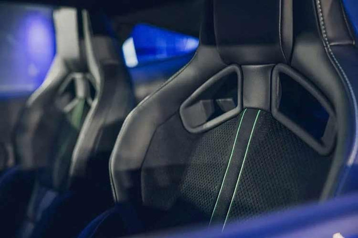 Dù mức giá trên 100.000 USD (khoảng 2,62 tỷ đồng) cho một chiếc Mustang gây ra nhiều tranh luận, nhưng khi đặt cạnh các đối thủ trực tiếp, Dark Horse SC vẫn cho thấy những ưu thế nhất định về thông số. So với Chevrolet Corvette Z06 giá khởi điểm 122.795 USD (tương đương 3,21 tỷ đồng), Mustang Dark Horse SC có giá sàn thấp hơn nhưng sở hữu công suất mạnh hơn đáng kể (trên 700 mã lực so với 670 mã lực của Z06).