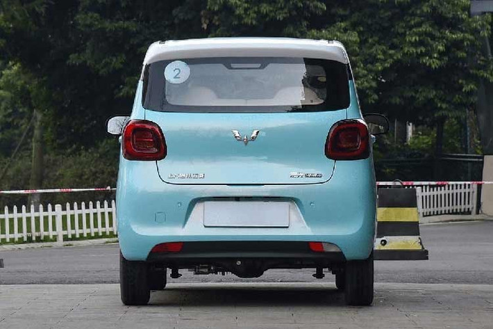 Wuling Hongguang Mini EV 5 cửa sắp bán ở Việt Nam được thiết kế theo phong cách tròn trịa và mềm mại hơn, liên tưởng đến Wuling Bingo. Những trang bị nổi bật của xe như cụm đèn pha cỡ lớn được bao quanh bằng dải đèn LED định vị ban ngày, hốc gió trung tâm nhỏ trên cản trước và cổng sạc nằm bên dưới logo màu bạc của thương hiệu Wuling. Xe sở hữu vành thép 13 inch đi kèm ốp mâm hình bông hoa năm cánh,...