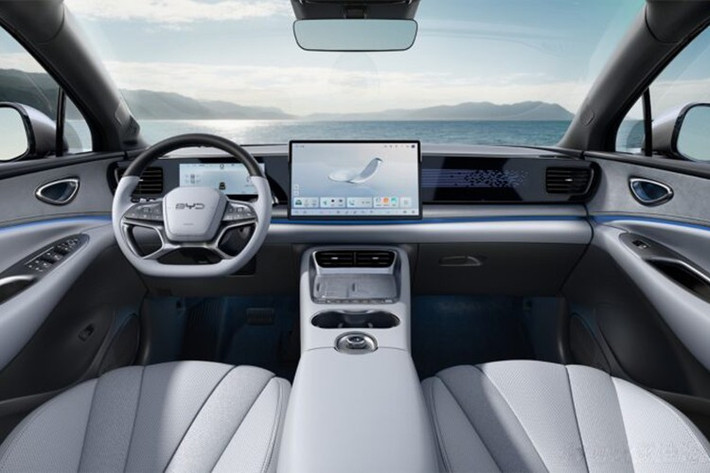 Điểm đáng chú ý khác nằm ở hệ truyền động điện. Sealion 06 EV mới được nâng cấp động cơ điện với công suất tối đa lên tới 270 kW, tương đương 362 mã lực, tăng mạnh so với mức 170 kW hoặc 180 kW của phiên bản hiện tại.